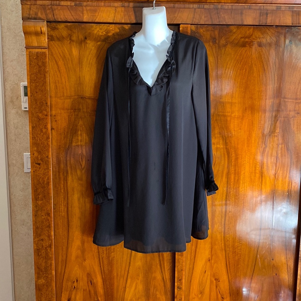 V ery J black tunic dress, size M fits more like a L. Around 34 in long.